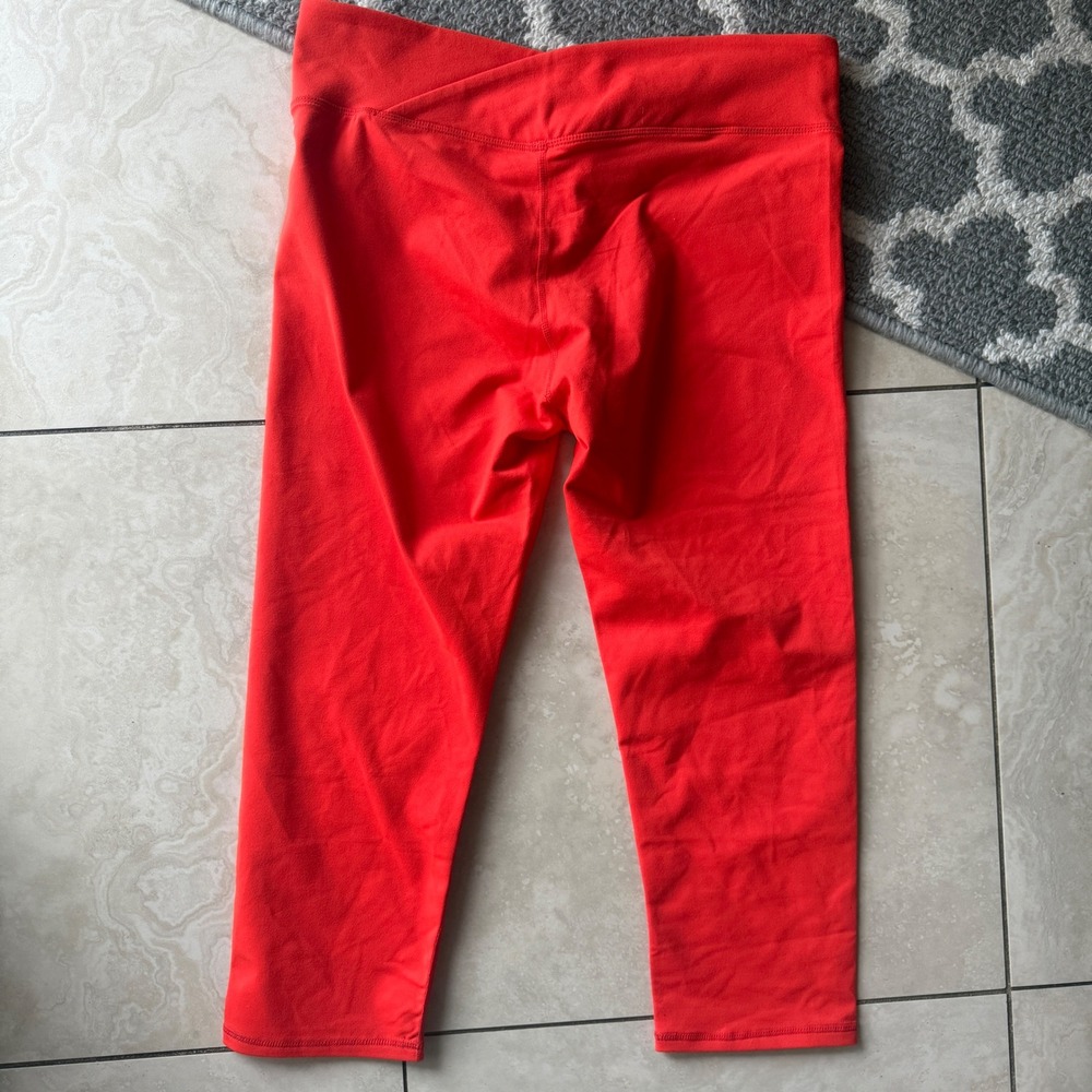 Fabletics Coral Cropped Leggings | Large | NWT | Exercise, Loungewear, Pilates - Picture 6 of 6